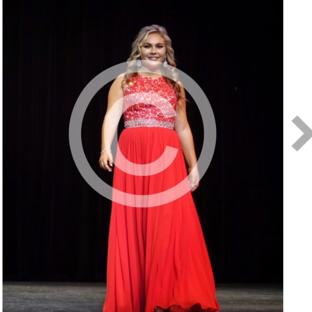 Stunning red gown!